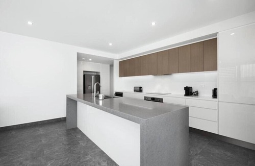 Caves Beach Apartment | Luxury Apartment Caves Beach 4 Bed WiFi & Parking