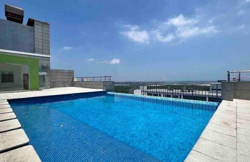 Riomar House | Luxury Apartment Hilton WI-FI, TV, Pool and Gym