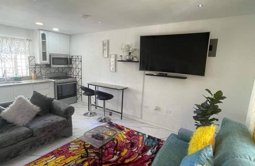 Runaway Bay Apartment | Luxury Apartment in Runaway Bay with Pool
