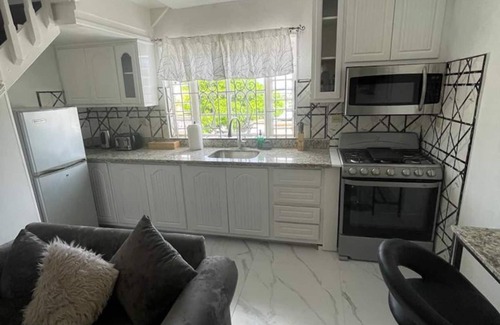 Runaway Bay Apartment | Luxury Apartment in Runaway Bay with Pool