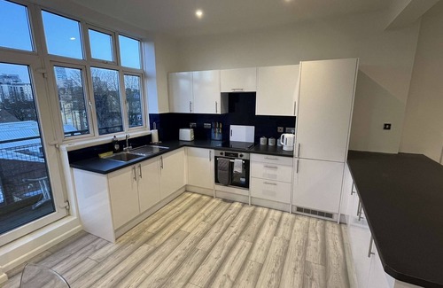 Wandsworth Apartment | Luxury Apartment in Wandsworth on top floor with skyline views!