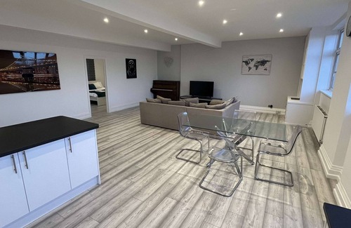 Wandsworth Apartment | Luxury Apartment in Wandsworth on top floor with skyline views!