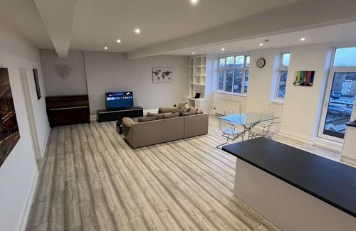 Wandsworth Apartment | Luxury Apartment in Wandsworth on top floor with skyline views!