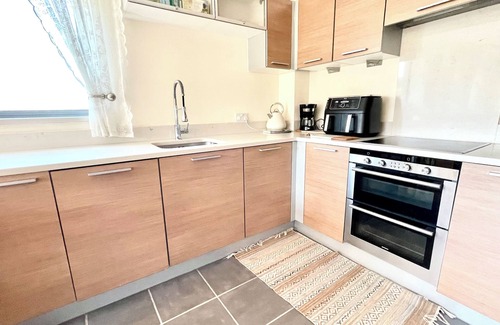 Hanger Hill Apartment | Luxury Apartment - Lake view - Chose to sleep under the sound of water falls.