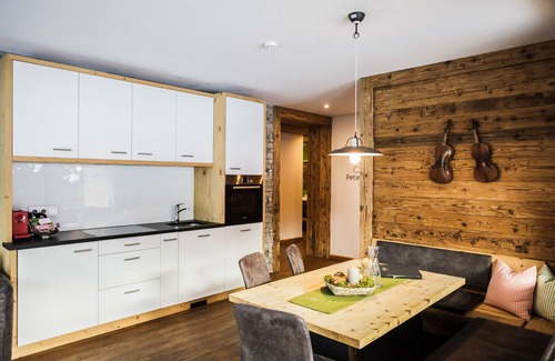 Lutago Apartment | Luxury Apartment Lodge with Terrace, Mountain View and Spa Access