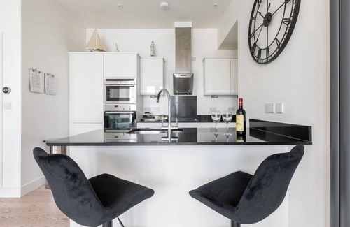 St Ives Apartment | Luxury Apartment, Sea Views, Balcony, Swimming Pool, Spa, Gym, Parking & Wifi