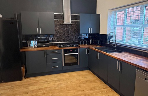 Boscombe Apartment | Luxury Apartment with Hot Tub Just 500 mtrs from the Beach & trendy high street