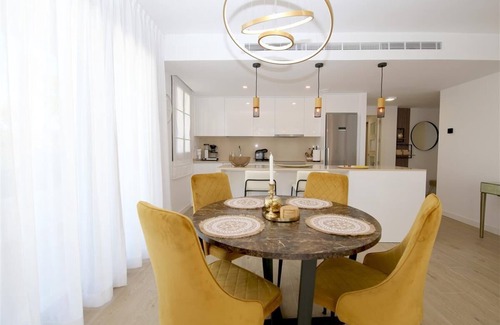 Estepona Apartment | Luxury apartment with pool, air con and Wifi, Close to sea, supermarkets and restaurants