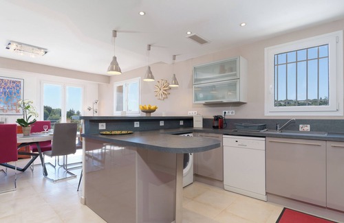 Vallauris Apartment | Luxury apartment with panoramic sea view in a villa high above Cannes