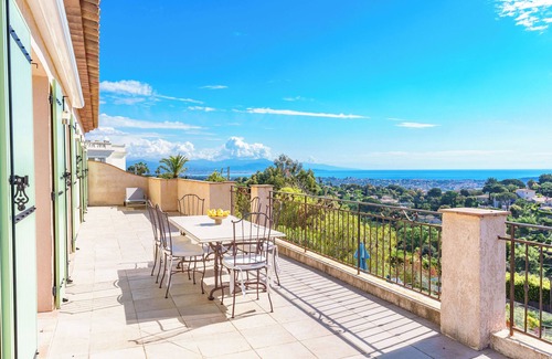 Vallauris Apartment | Luxury apartment with panoramic sea view in a villa high above Cannes