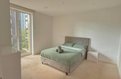 Elephant and Castle Apartment | Luxury Apartment with Private Balcony in Zone 1
