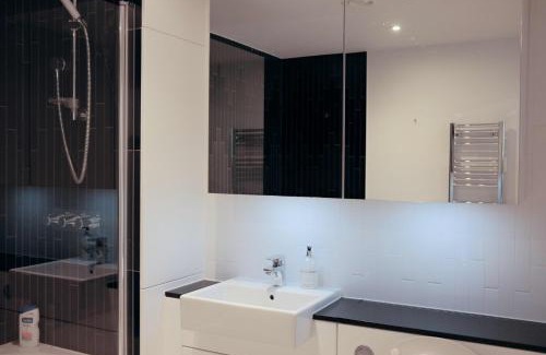 Elephant and Castle Apartment | Luxury Apartment with Private Balcony in Zone 1
