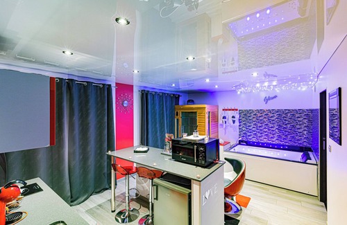 Dijon Apartment | Luxury apartment with spa and glamorous bedroom