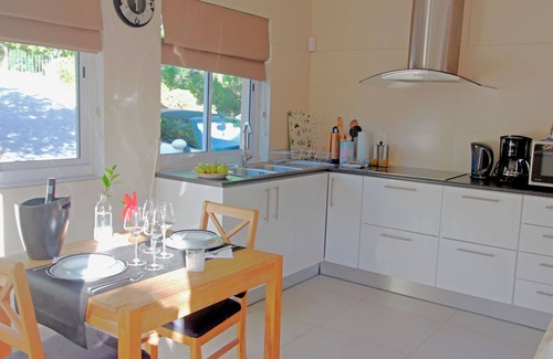 Somerset West Apartment | Luxury apartment for rent, fully furnished located in a Residential aria .