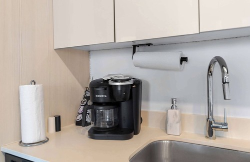Hallandale Beach Apartment | Luxury Apt Near Beach with Pool and Gym Access