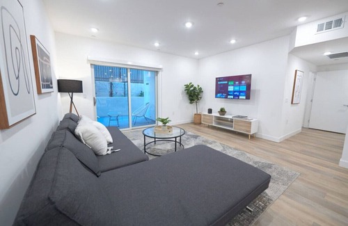 Carthay Circle Apartment | Luxury at its Finest in Larchmont W. Roof Deck