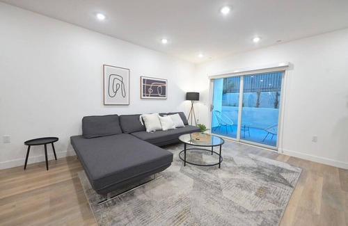 Carthay Circle Apartment | Luxury at its Finest in Larchmont W. Roof Deck