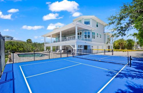 Crescent Beach House | Luxury At The Beach Waterfront w Dock Pool 4 Beds