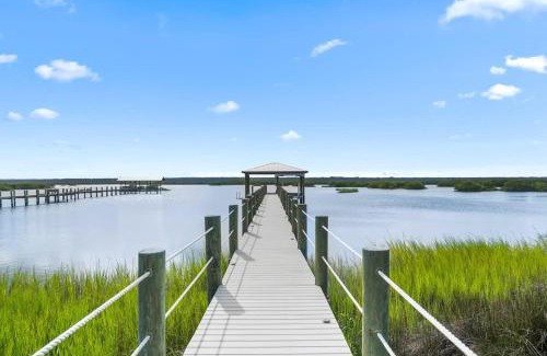 Crescent Beach House | Luxury At The Beach Waterfront w Dock Pool 4 Beds