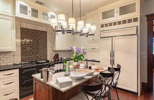 Swede Hill House | Luxury Austin Villa With All The Amenities & Entertainment for Group Getaways