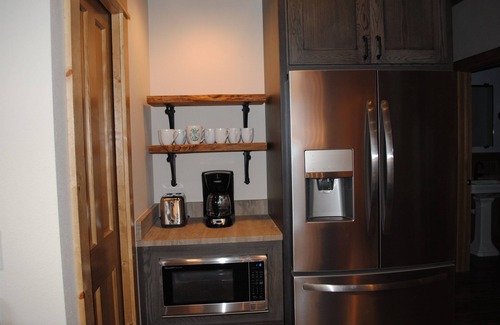 Kimberling City Cabin | Luxury Awaits: Bunk Room Extravaganza and 5-Person Hot Tub on a Sprawling Deck