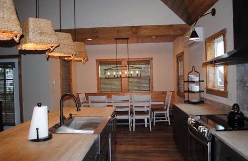 Kimberling City Cabin | Luxury Awaits: Bunk Room Extravaganza and 5-Person Hot Tub on a Sprawling Deck