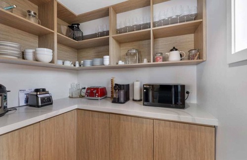 Fernhill House | Luxury Away - Twin Heights-AC-Free Parking-BBQ