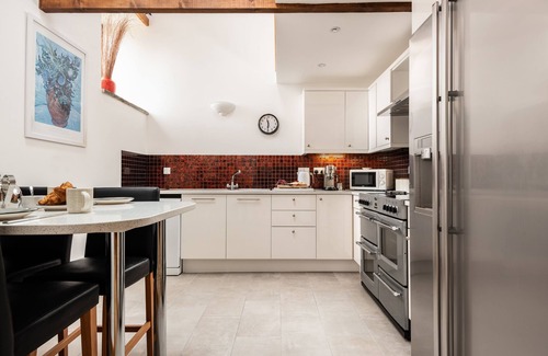 Widegates Cottage | Luxury Barn Conversion, hot tub & EV charger - An ideal family and friends getaway