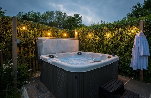 Widegates Cottage | Luxury Barn Conversion, hot tub & EV charger - An ideal family and friends getaway