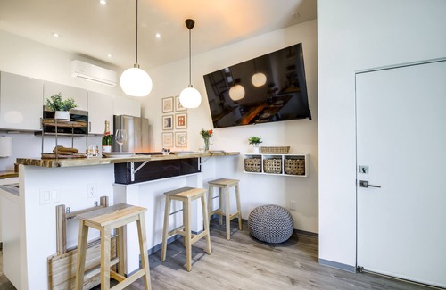 Jefferson City Apartment | Luxury Barndo 2AN Europe Style Farm Stay Highland Cows, Chickens, Ducks