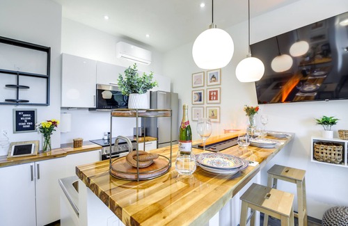 Jefferson City Apartment | Luxury Barndo 2AN Europe Style Farm Stay Highland Cows, Chickens, Ducks