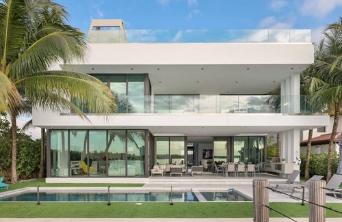 North Bay Village Villa | Luxury Bayfront Villa with Heated Pool & Hot tub