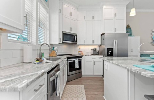 Emerald Isle Condo | Luxury Beach Condo | 5 Min Walk to Beach & Shops!