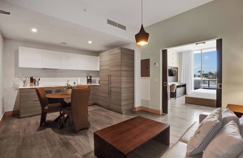 Hollywood Apartment | Luxury Beach Condo with Rooftop Pool
