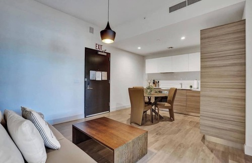 Hollywood Apartment | Luxury Beach Condo with Rooftop Pool