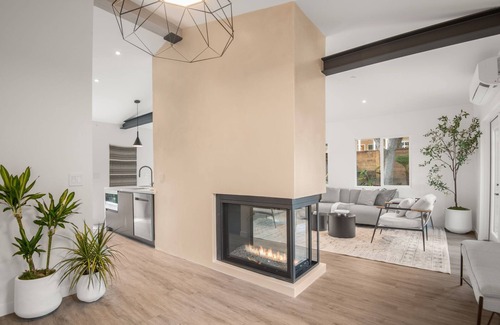 East Mesa House | Luxury Beach Retreat - Enclosed Lot, Spa, 3 minute walk to Beach, Modern