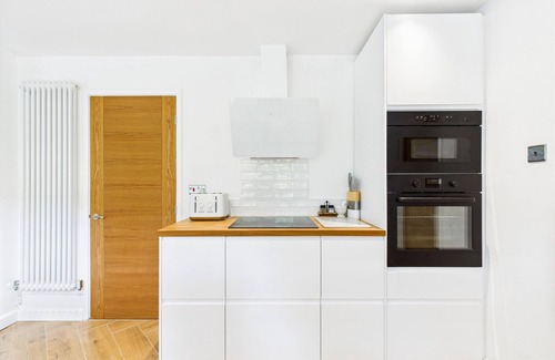 Burry Port Cottage | LUXURY BEACH STAY WITH HOT TUB, pet friendly in Burry Port