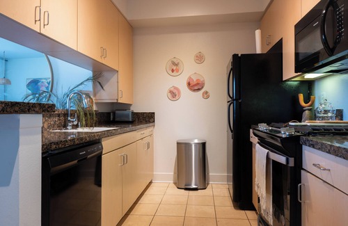 Downtown Apartment | Luxury Beach Style Room in Santa Monica with WiFi, nearby fitness room and pool