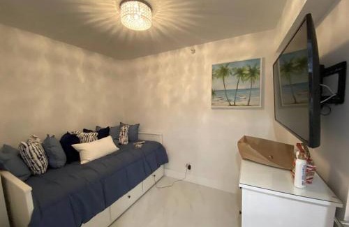 Mid Beach House | Luxury Beachfront 3 Bedroom Miami Beach Condo,