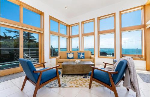 El Granada House | Luxury Beachfront Penthouse Walk to the Beach Restaurants Entertainment