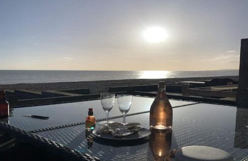 Pevensey House | Luxury Beachfront The Cozy Clam