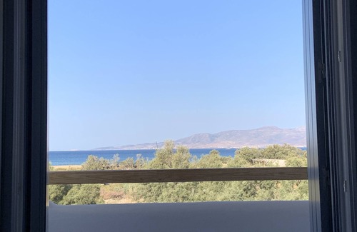 Plaka Villa | Luxury beachfront villa in Naxos for 14 people or kite surfers