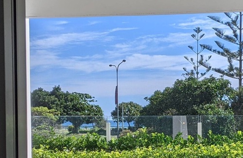 Coolangatta Apartment | Luxury Beachside Courtyard resort apartment 2 br 2 bath Family sized, beach 1min