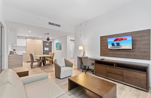 Hollywood Condo | Luxury Beachside Condo with Bathtub - CS23