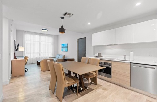 Hollywood Condo | Luxury Beachside Condo with Bathtub - CS23