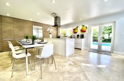 Hollywood Lakes House | Luxury Beachwalk Villa