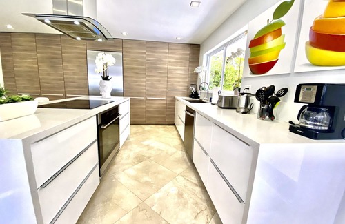 Hollywood Lakes House | Luxury Beachwalk Villa