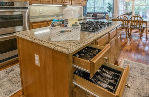 Tate House | LUXURY Bedding~8 Beds~Fully Stocked Kitchen~Spacious Secluded Estate ~ Sleeps 13