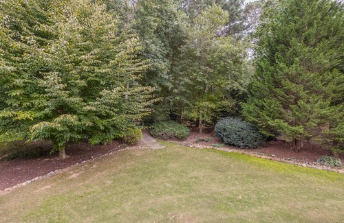 Tate House | LUXURY Bedding~8 Beds~Fully Stocked Kitchen~Spacious Secluded Estate ~ Sleeps 13