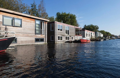 Centrale Markt Boat Rental | Luxury BedonBoard on Houseboat in Canals Amsterdam